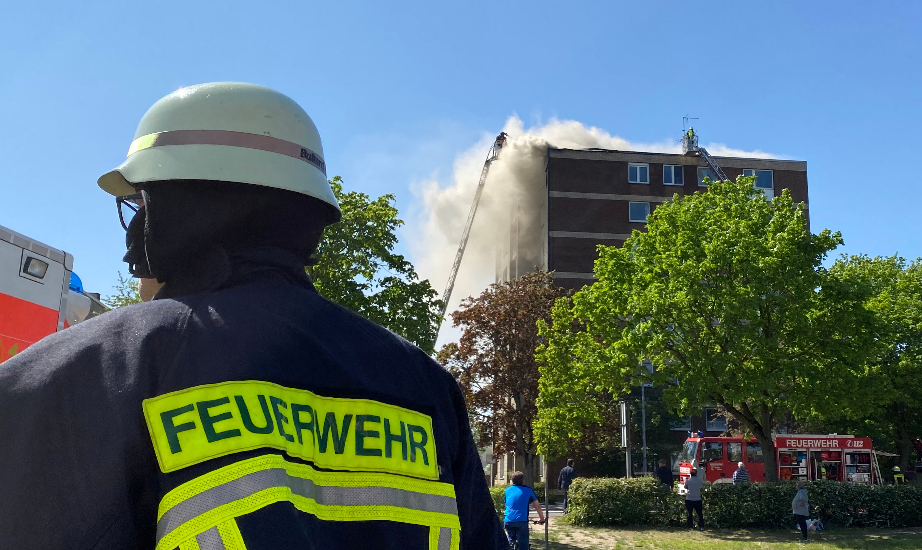 Großeinsatz beim Hochhaus-Dachbrand an der Römerstraße